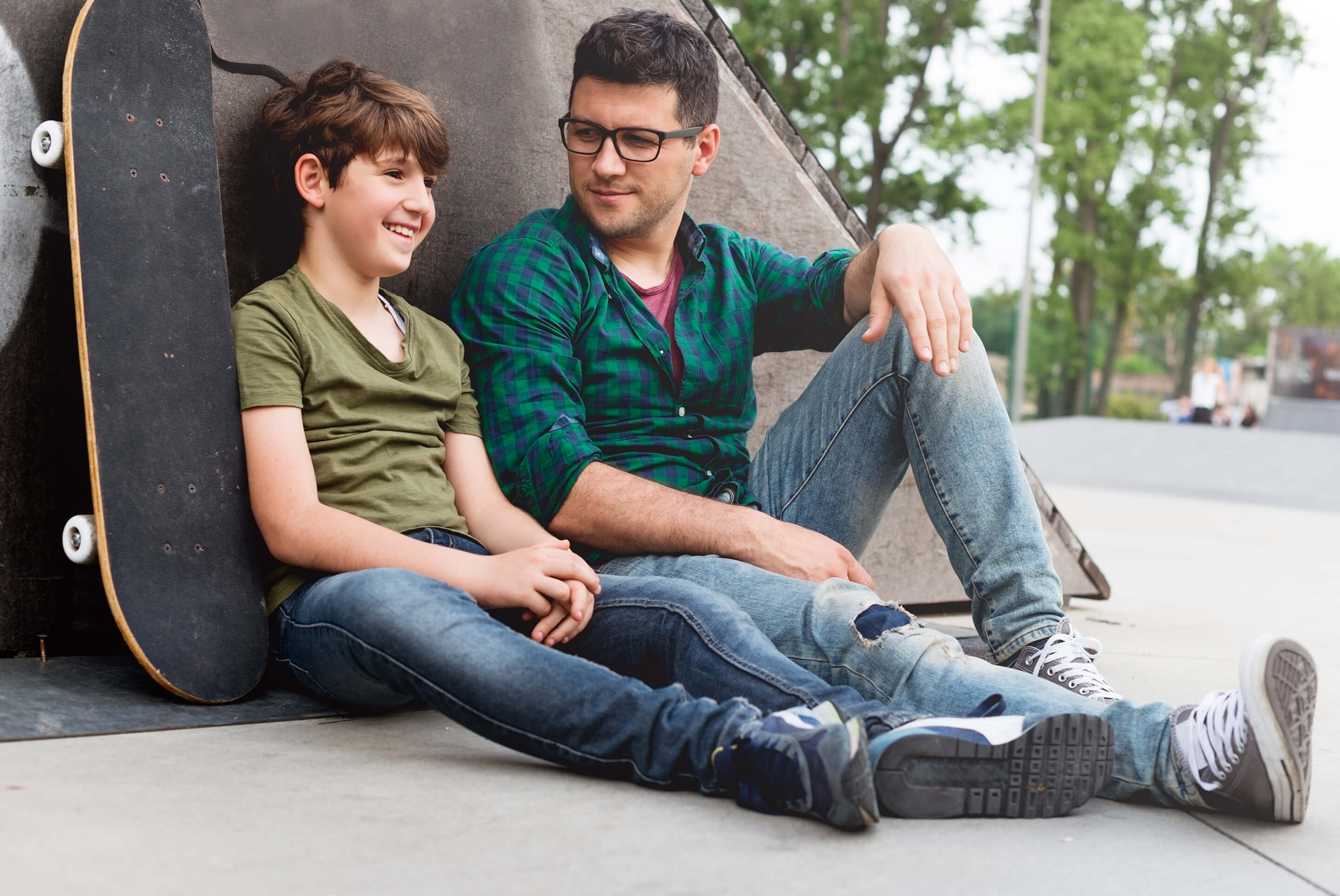 père et fils faisant du skateboard