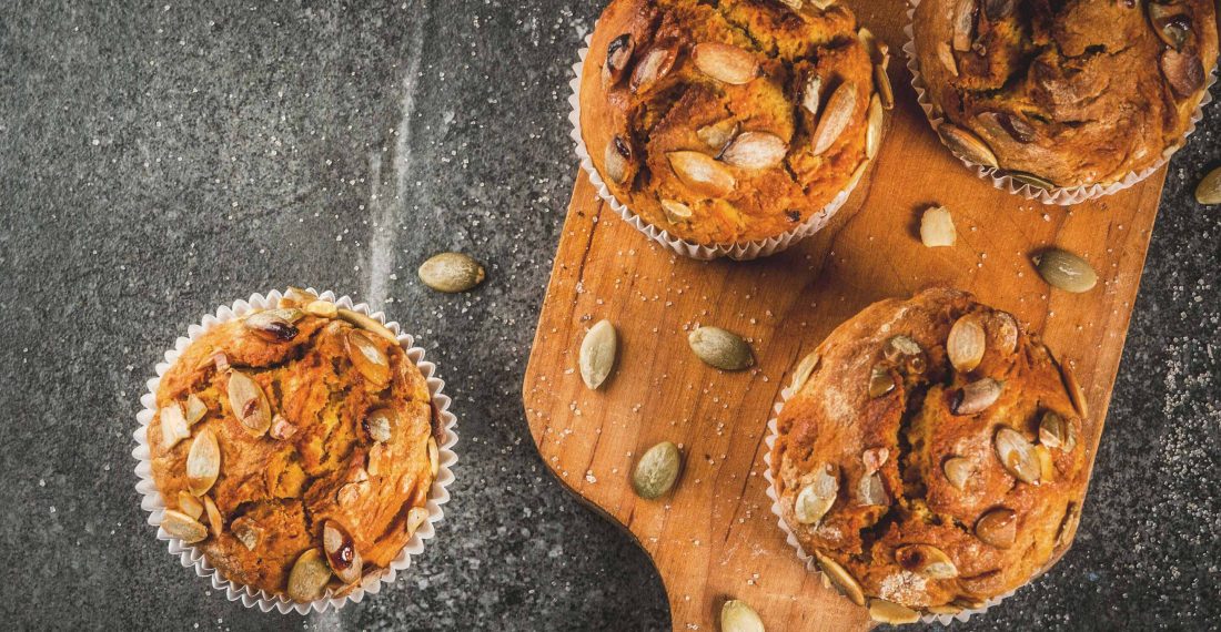 muffins à la citrouille et aux dattes sur une planche à découper