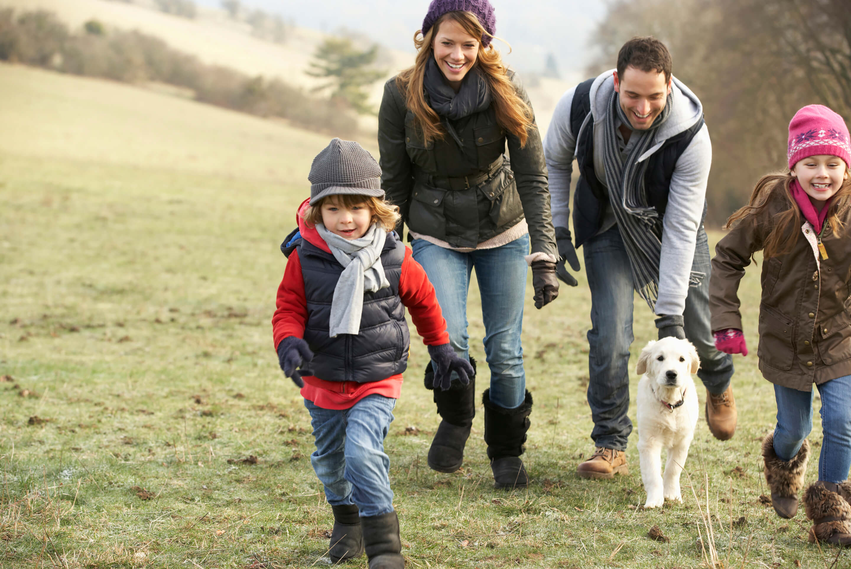 famille marchant à la campagne