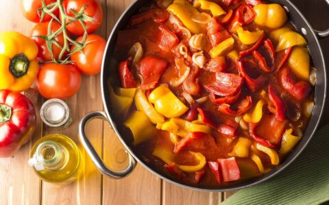 plat de poivrons rouges et jaunes tomates et pot d'huile