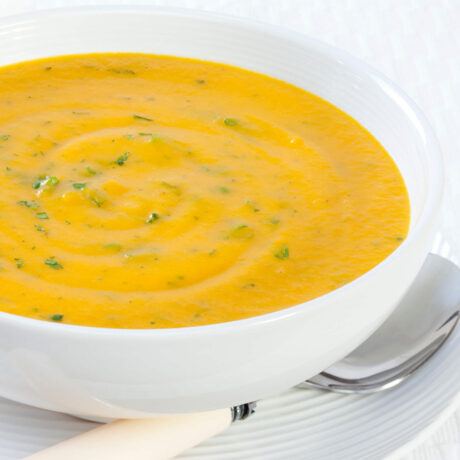 potage à la courge musquée dans bol blanc et cuillère