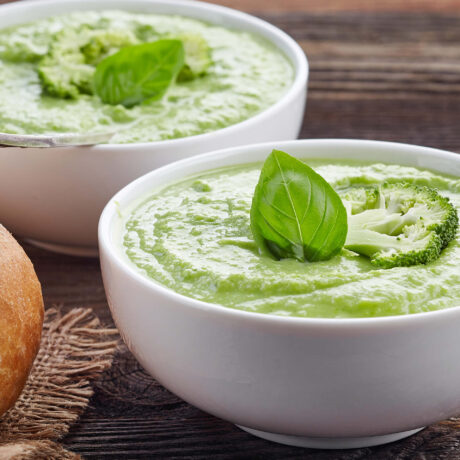 potage vert avec brocolis dans bol blanc