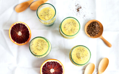 petits pots de pouding au graine de chia et mangue et cuillère en bois