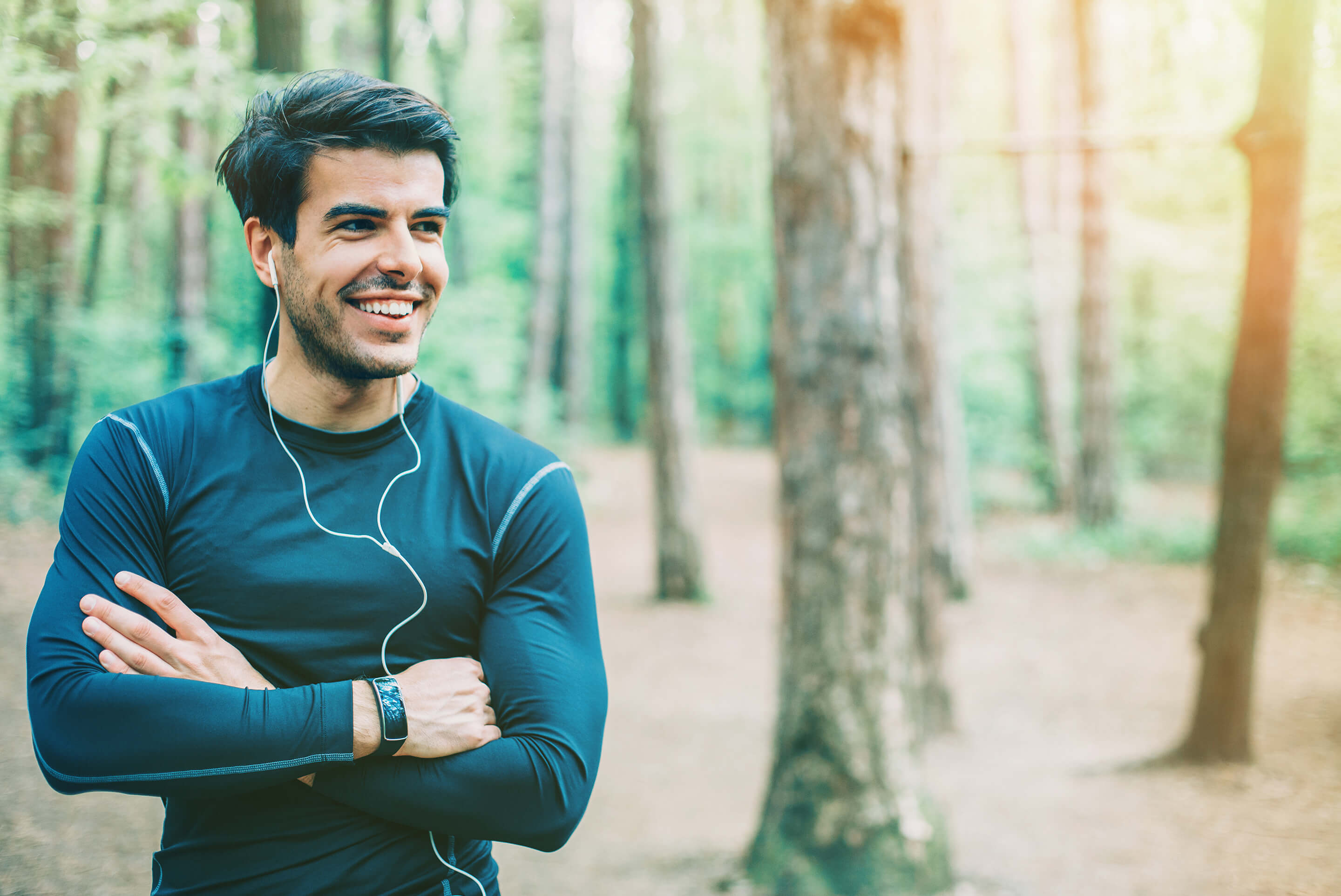 homme souriant dans les bois