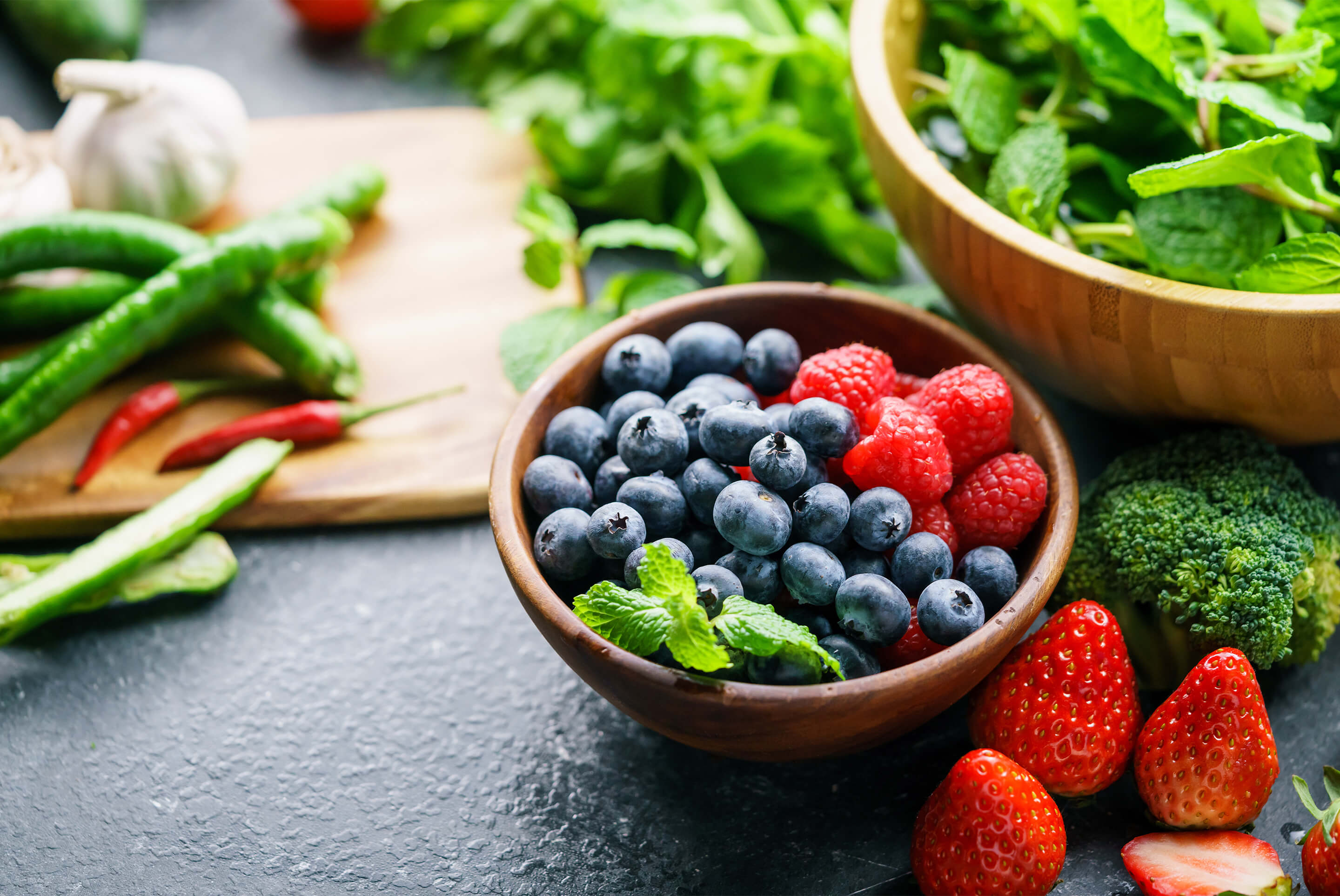 bol de fruits rouge et légumes verts