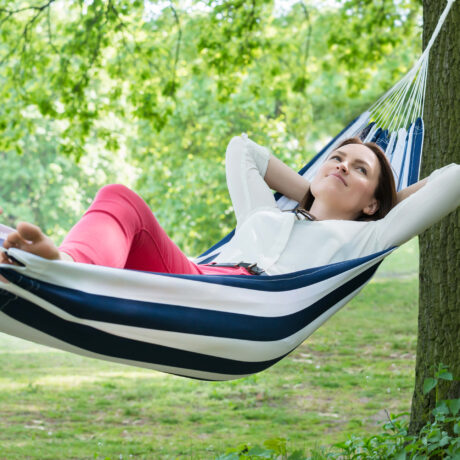 femme allongée dans un hamac