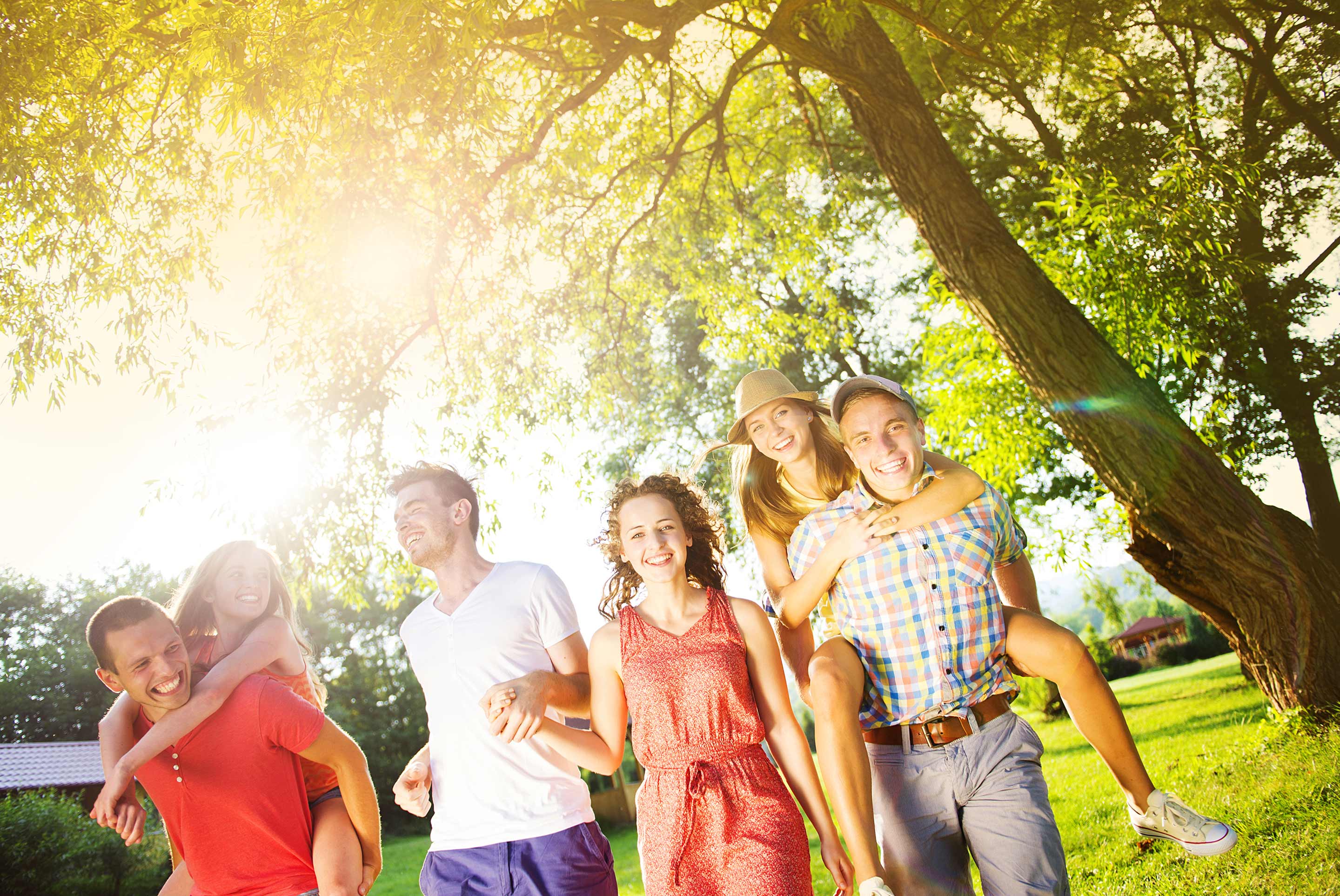 groupe d'amis dans un parc