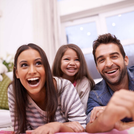 famille qui rigole dans un salon