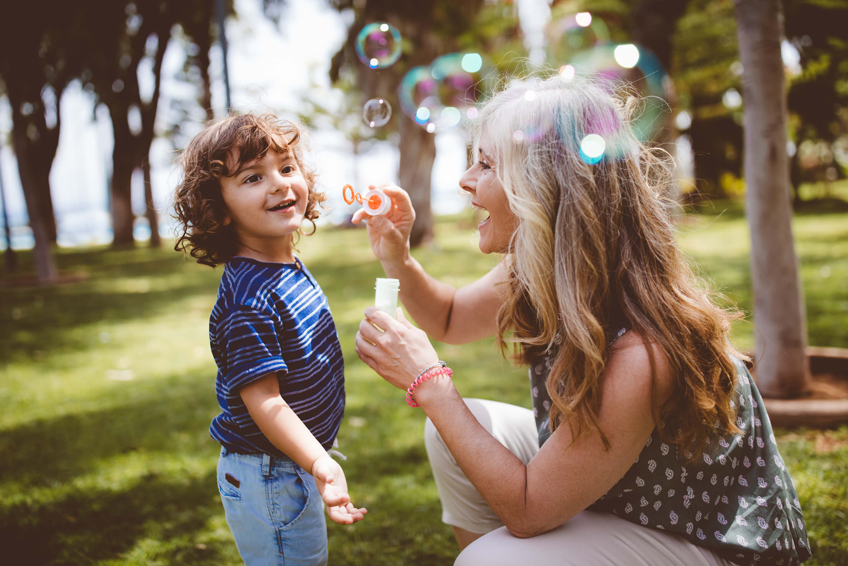 mère et fils qui jouent dans un parc