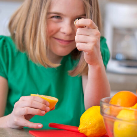 fillette jouant avec des citrons