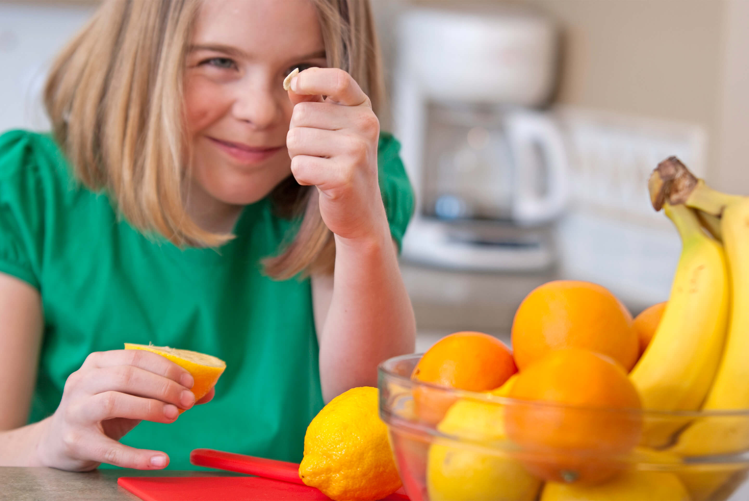 fillette jouant avec des citrons