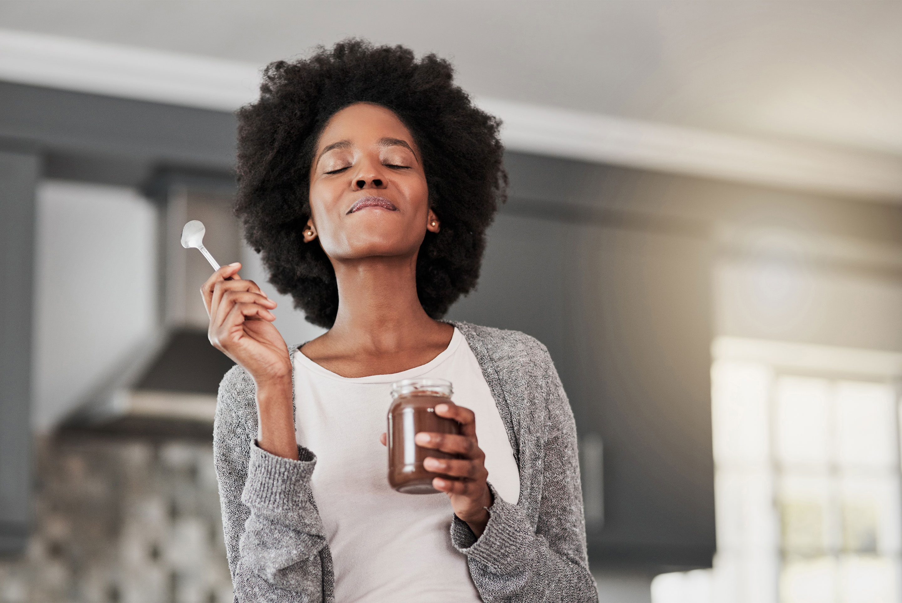 femme dégustant un pot au chocolat