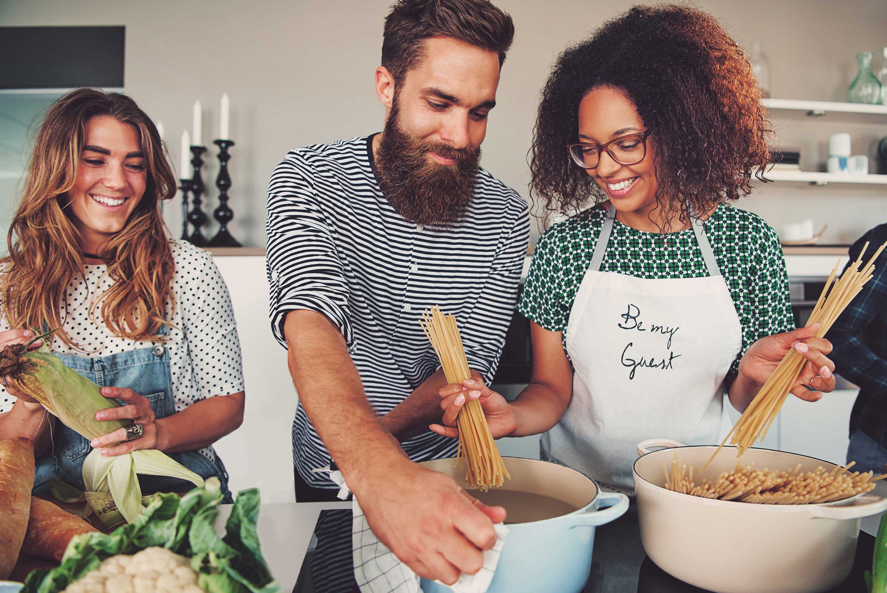 amis préparant des spaghettis