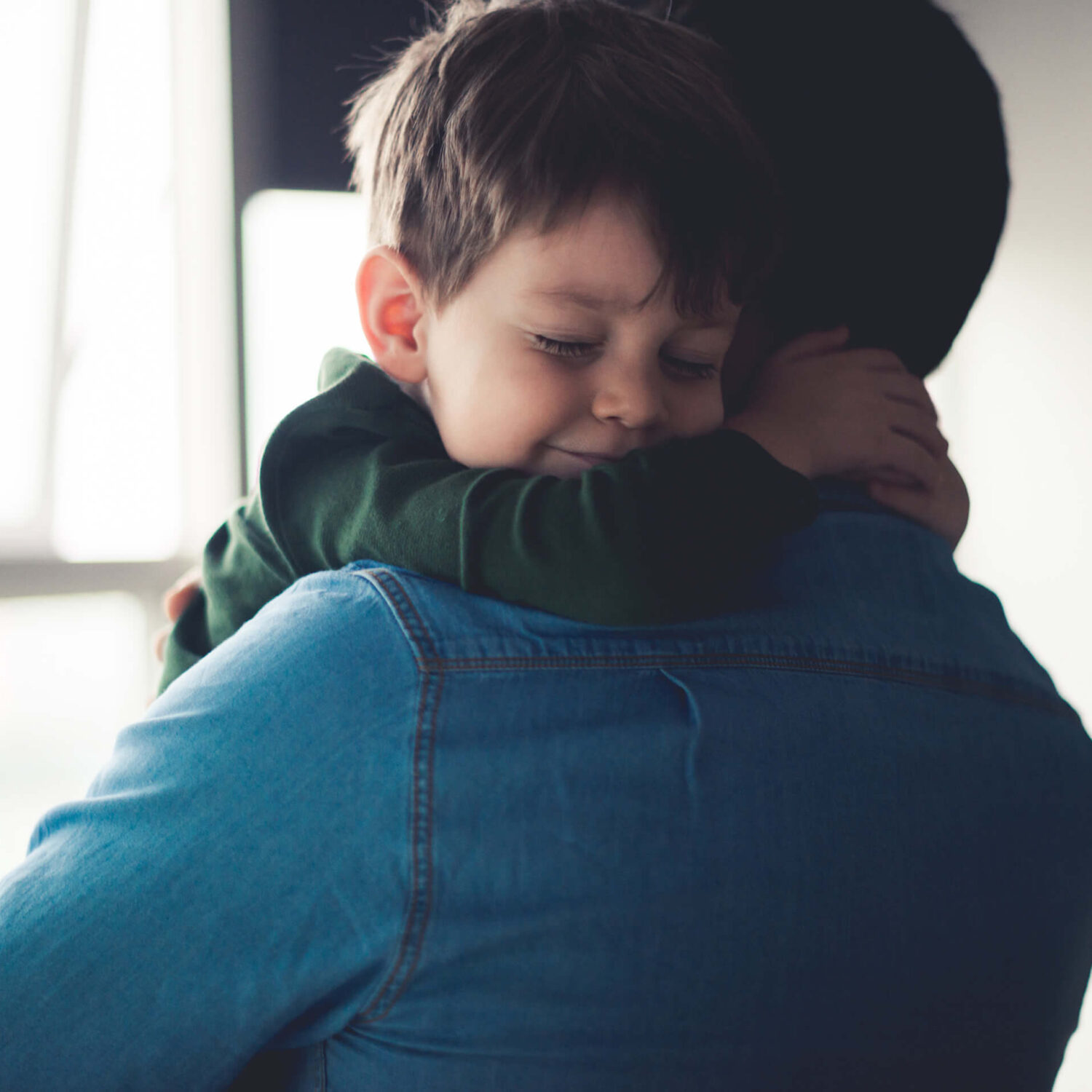 enfant qui enlace son père