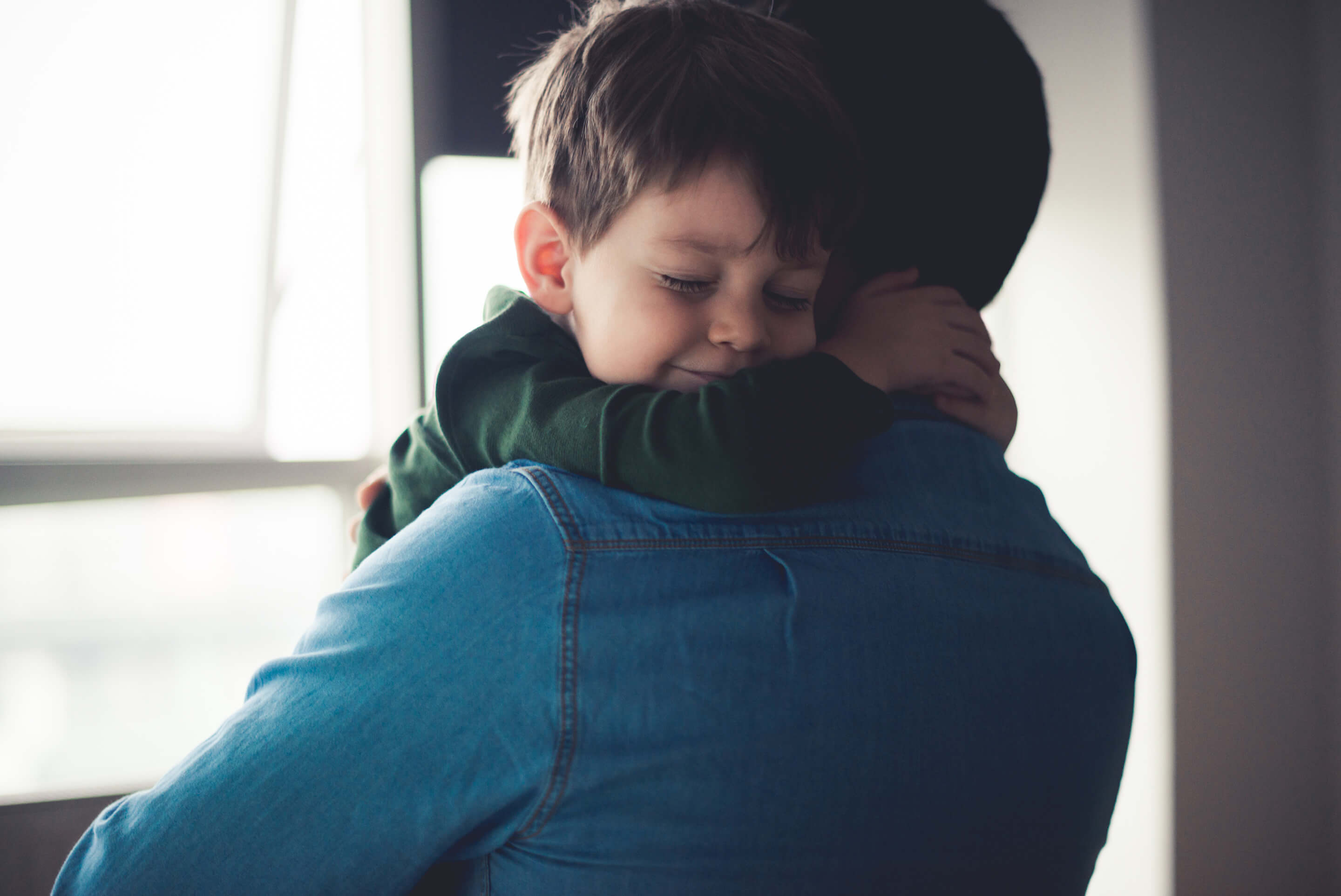 enfant qui enlace son père