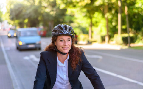 femme en vélo en ville