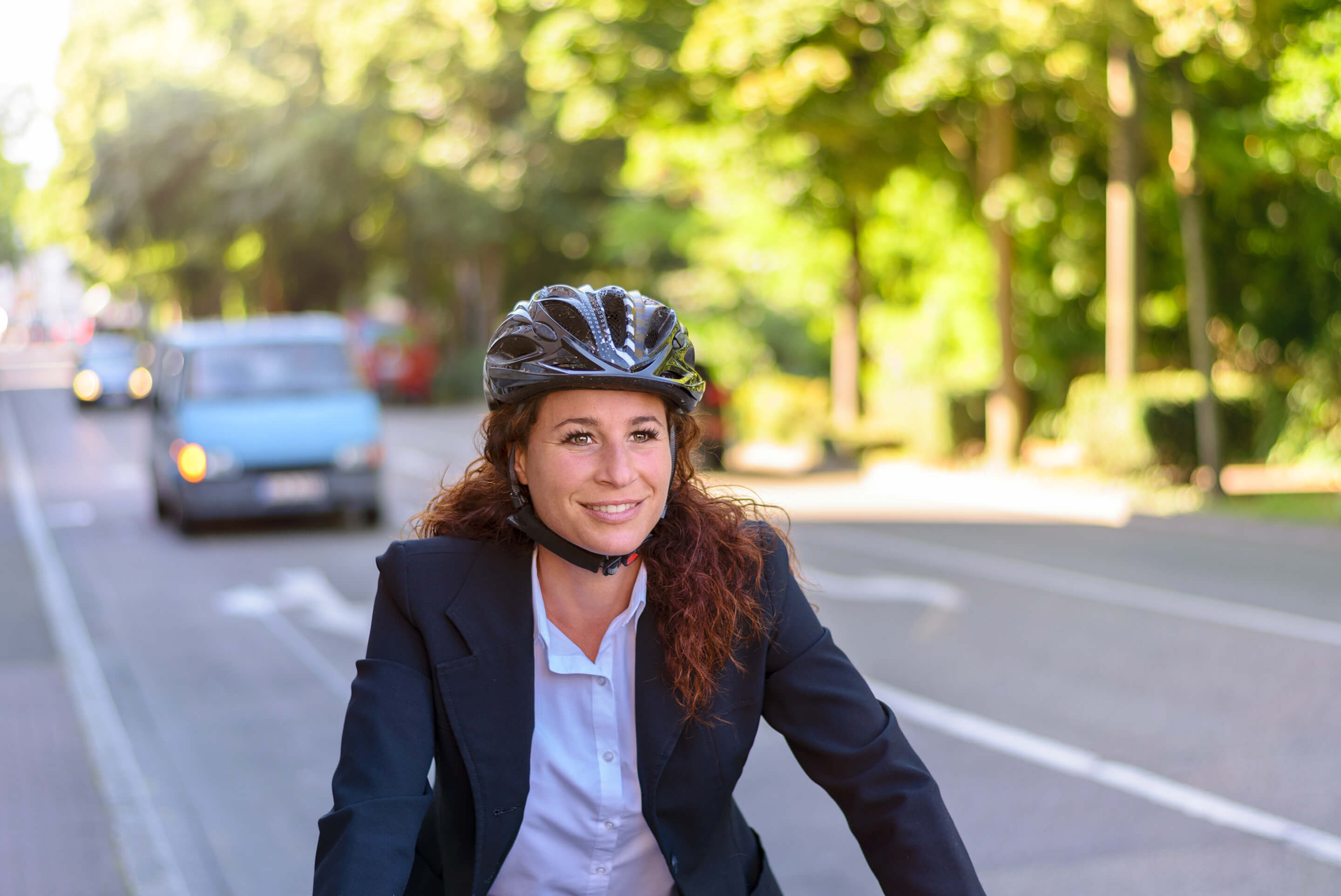 femme en vélo en ville