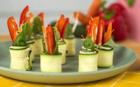 roulés de légumes croquants sur assiette grise