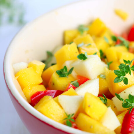 bol de salade de mangue et courgette