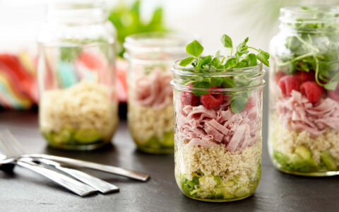 salade jambon quinoa dans pots en verre
