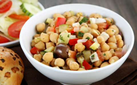 bol de salade de pois chiches et feta