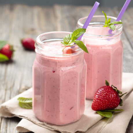 smoothie aux fraises dans pot de verre