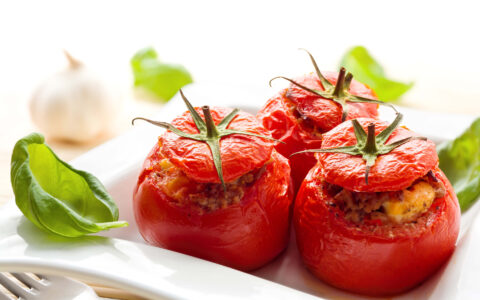 tomates farcies aux lentilles sur assiette