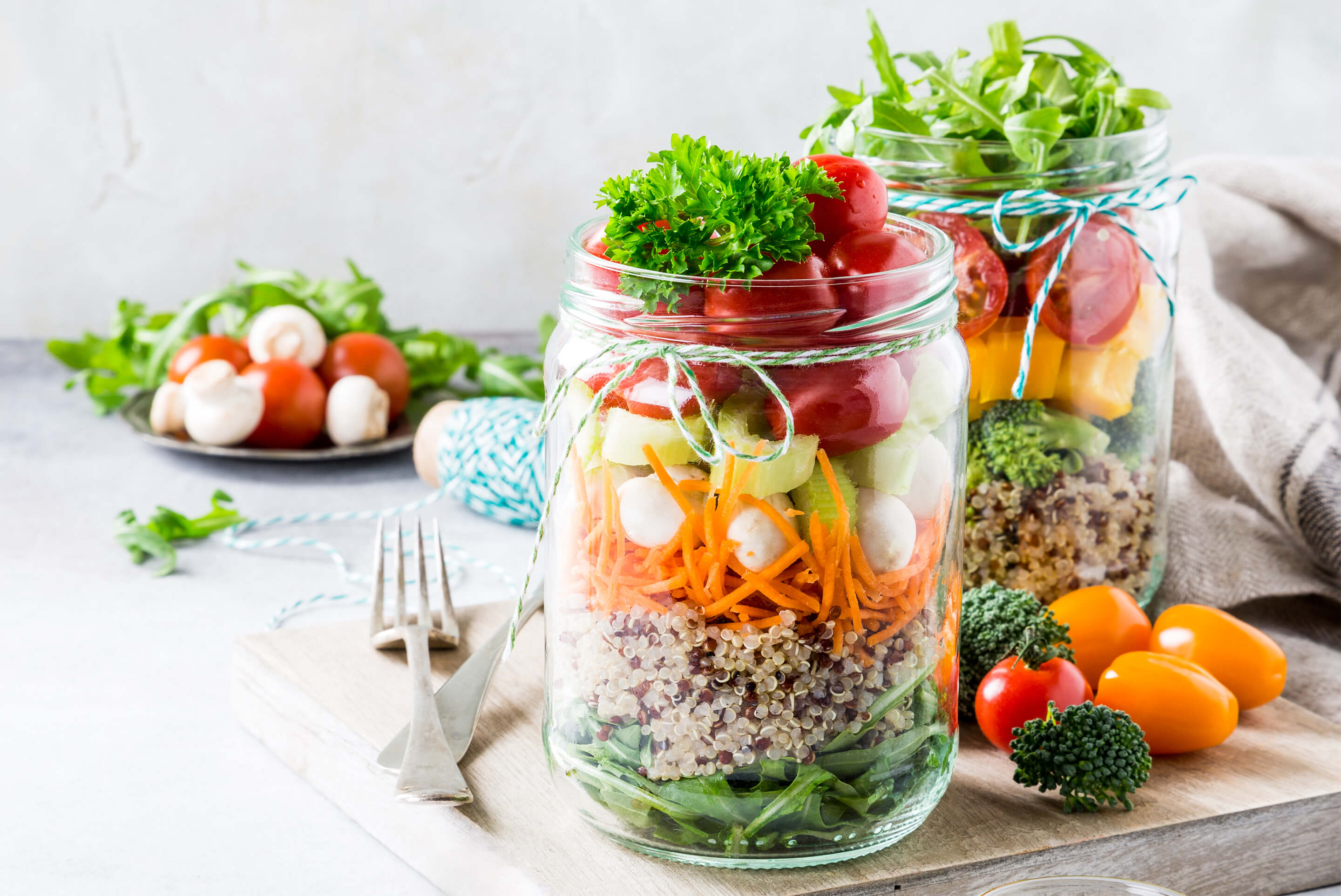 pots de salade quinoa et légumes verts