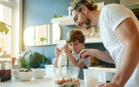 père et fils qui cuisinent ensemble