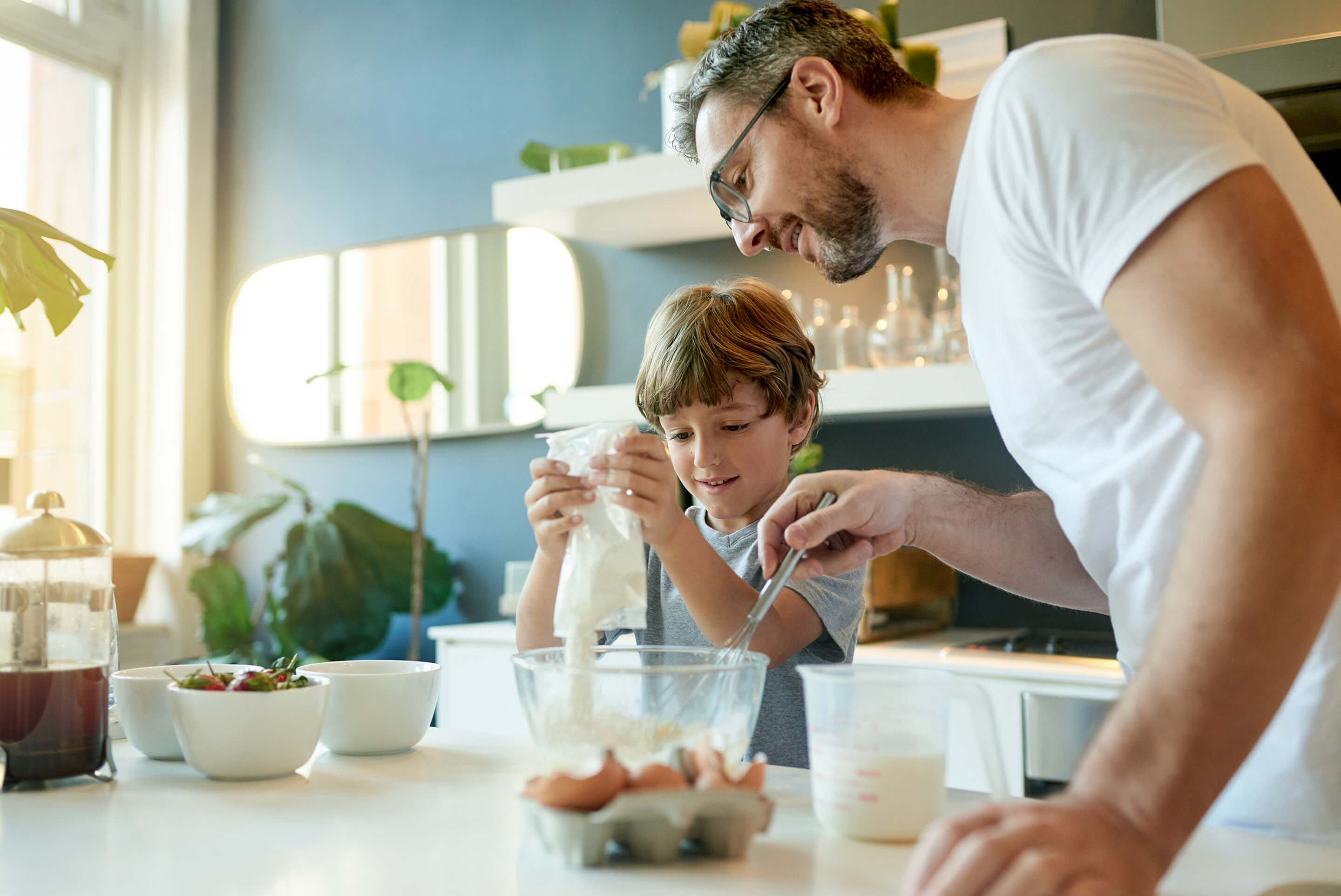 père et fils qui cuisinent ensemble