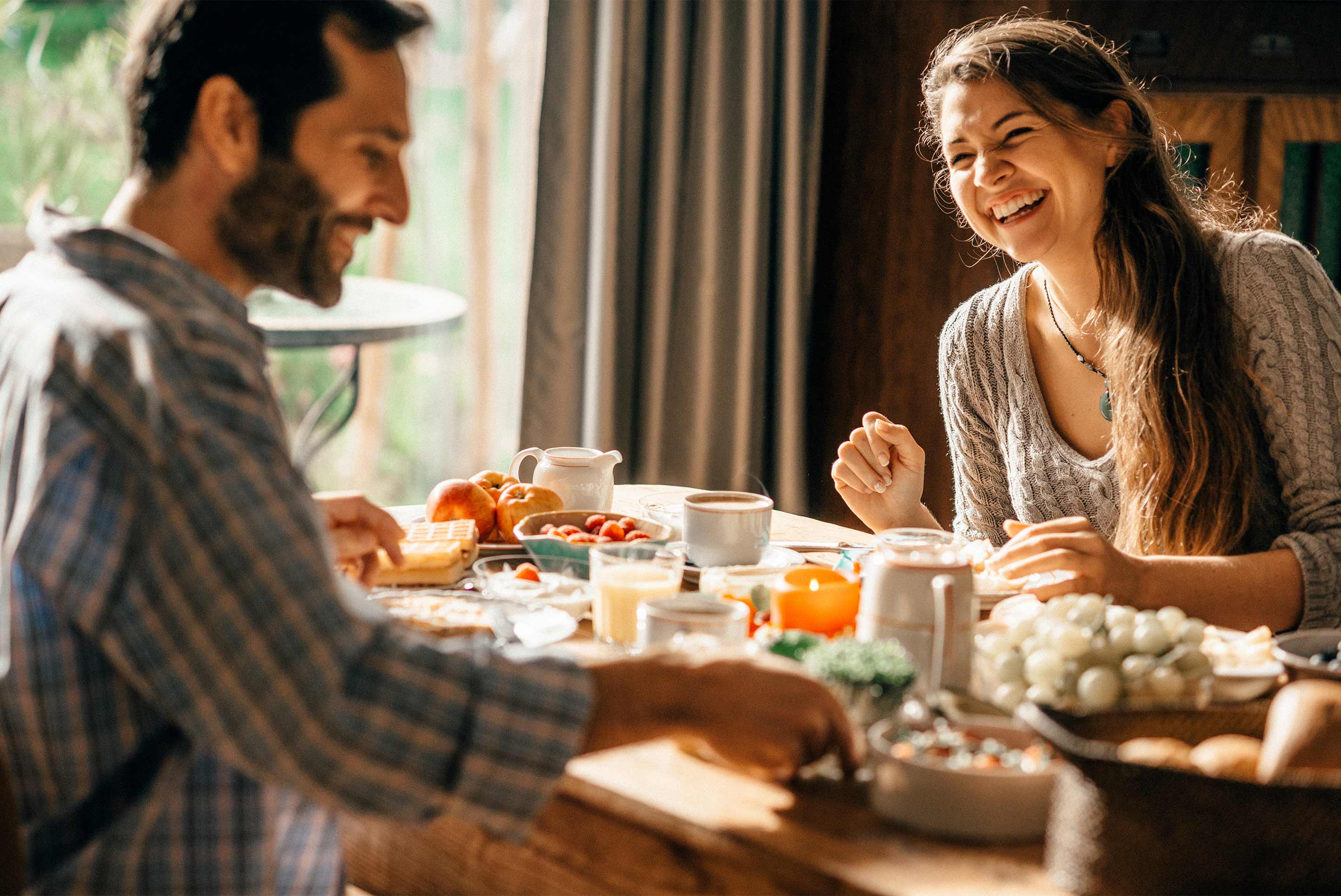 couple souriant au petit déjeuner