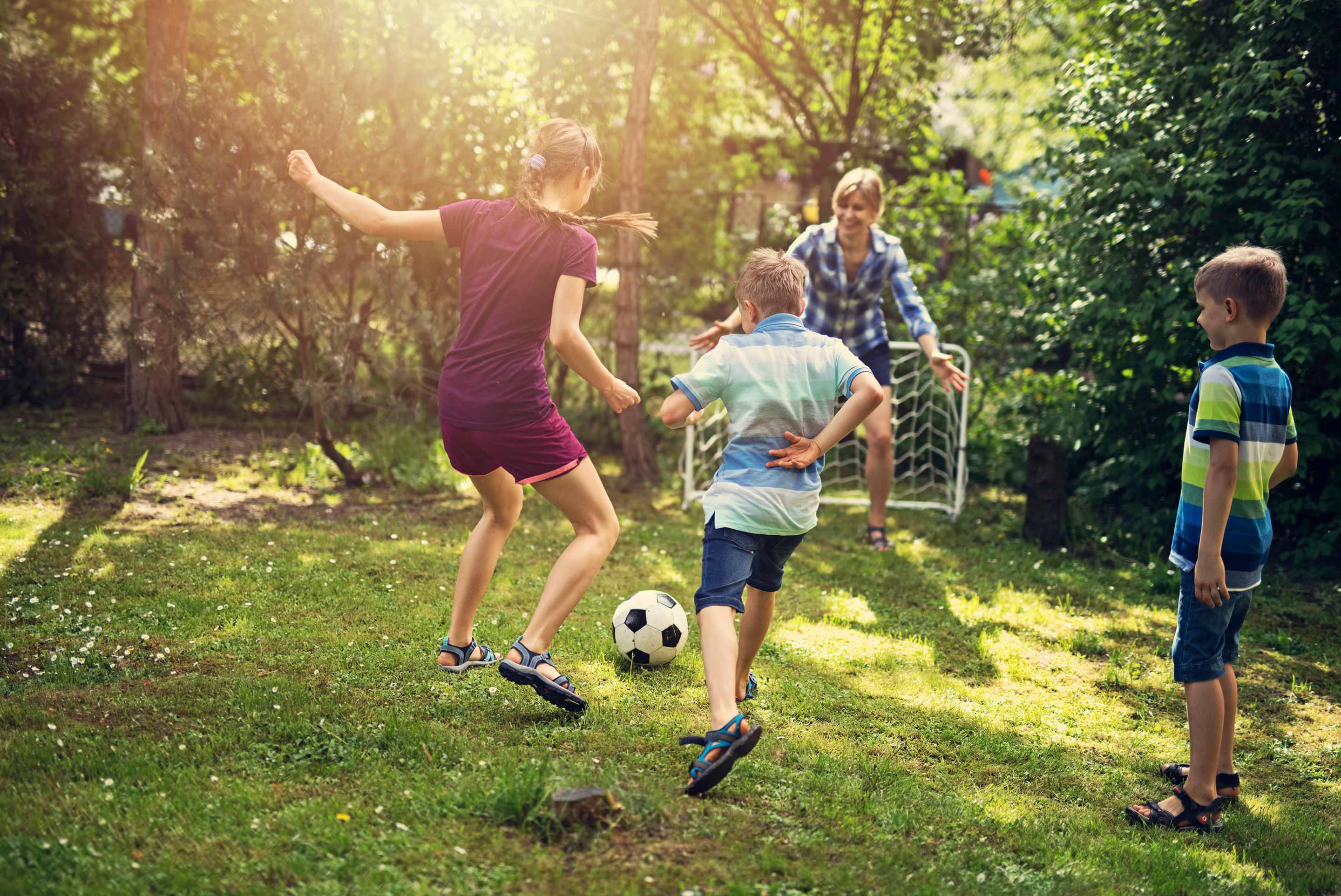 famille jouant au ballon