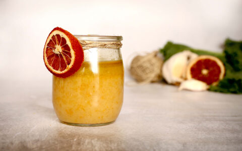 petit pot de vinaigrette et tranche d'orange