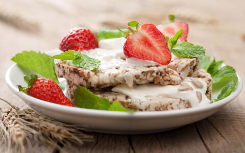 assiette de fraise et galettes