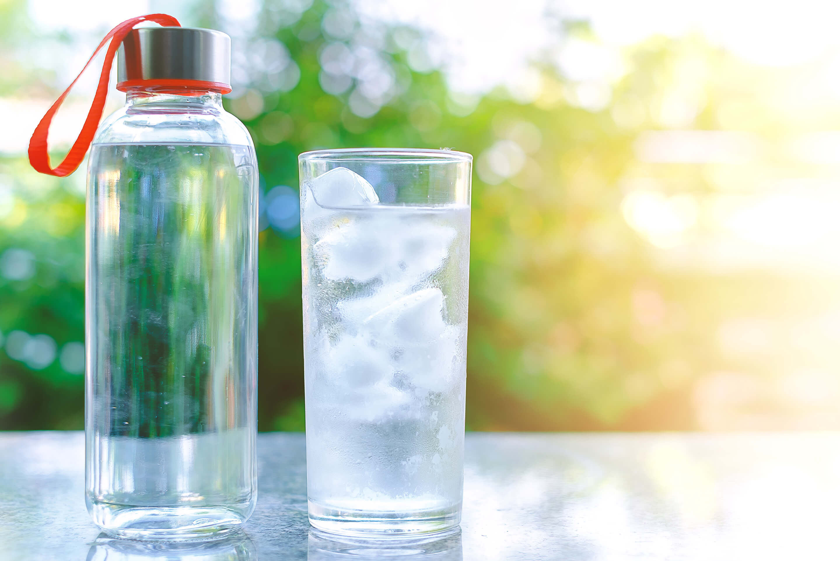 gourde d'eau et verre avec glaçons