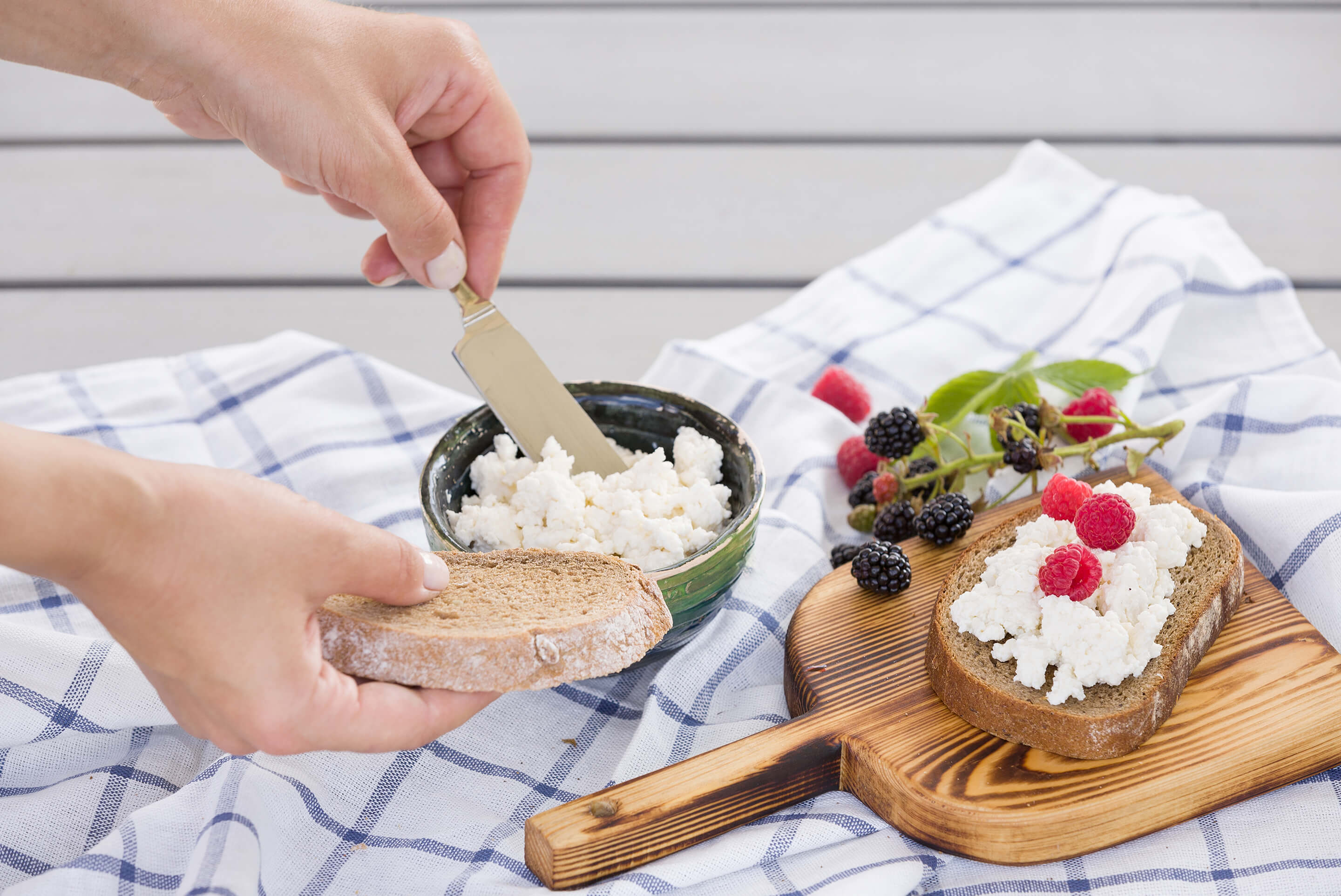 tranches de pain et ricotta sur planche