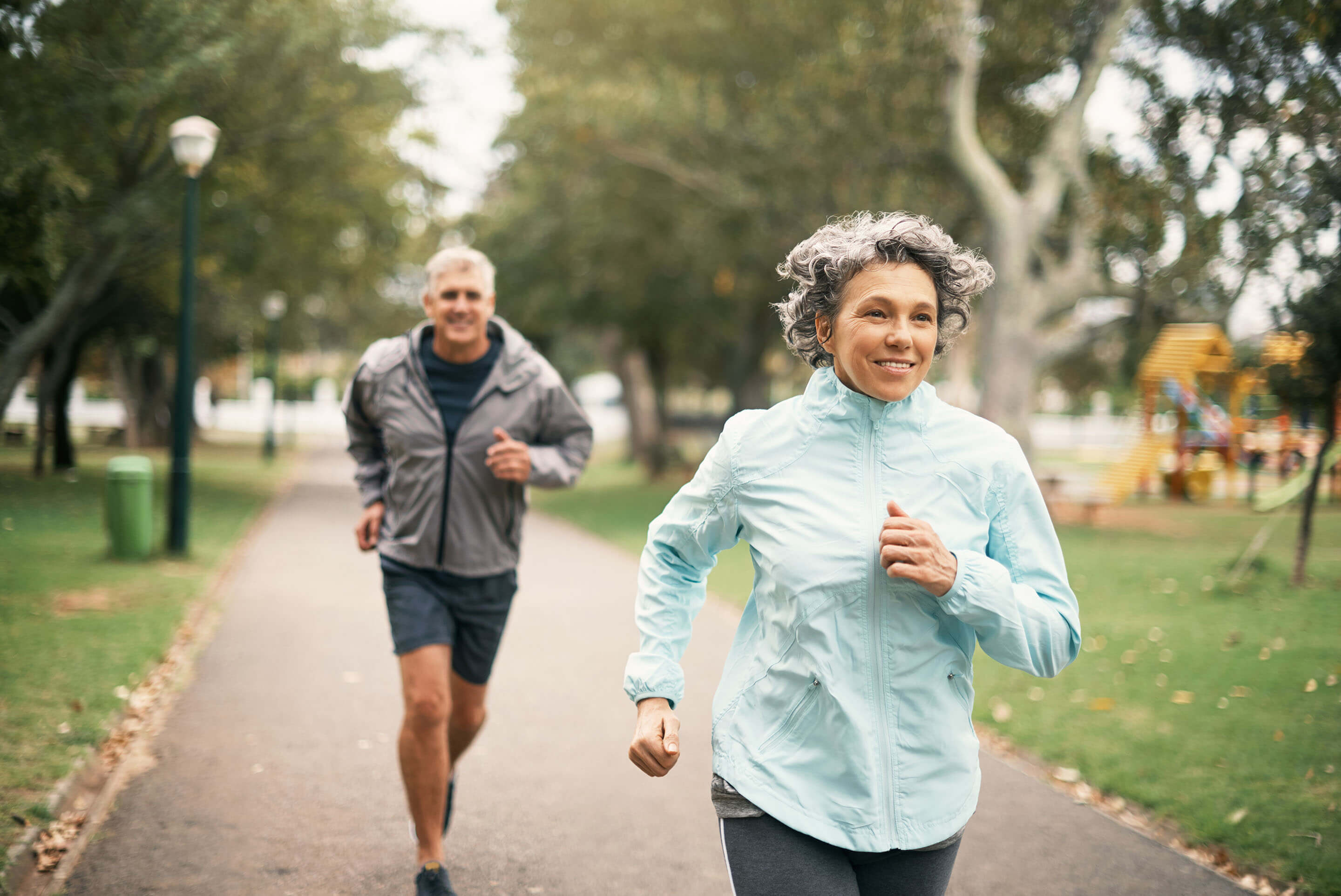 homme et femme faisant un footing dans un parc