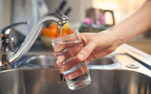 verre d'eau et robinet