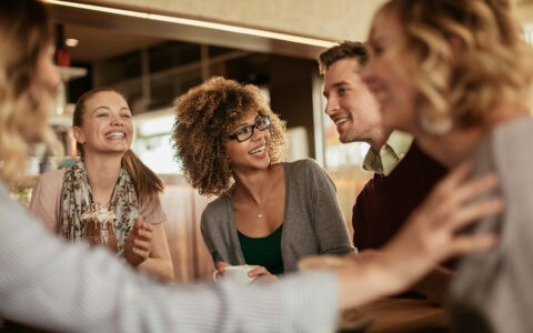 groupe d'amis qui discute