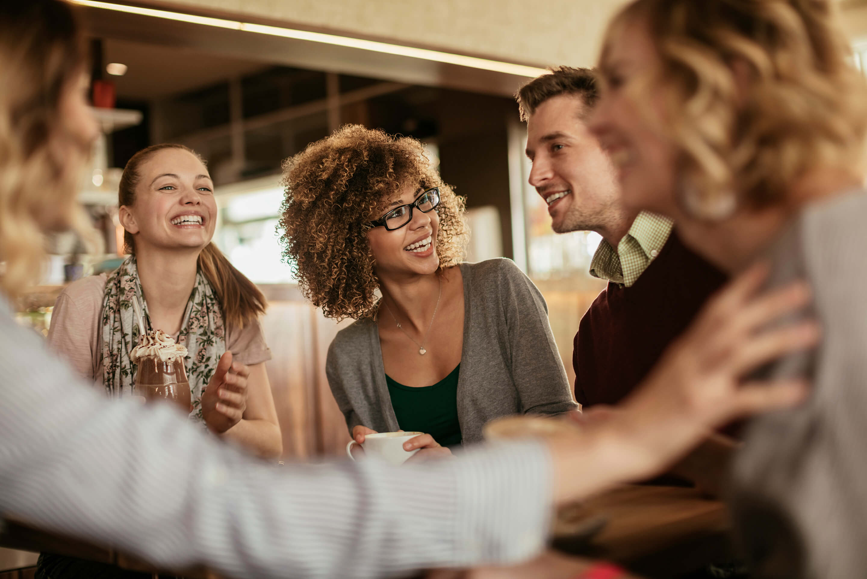 groupe d'amis qui discute