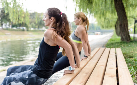 femmes faisant des exercices au bord de la rivière