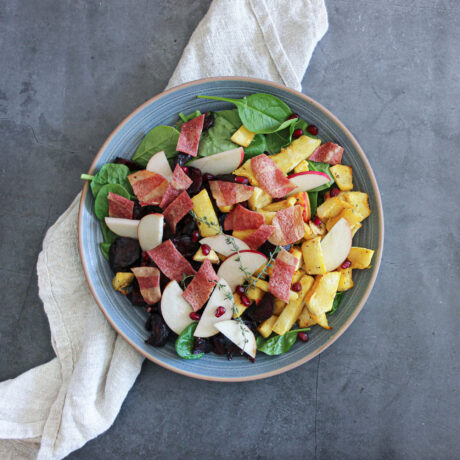 salade de légumes et bacon dans une assiette