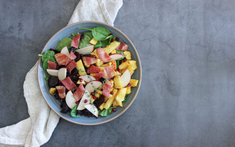 salade de légumes et bacon dans une assiette