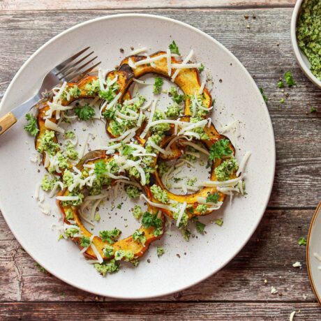 Courge poivrée grillée, gremolata amandes, noix de coco et lime