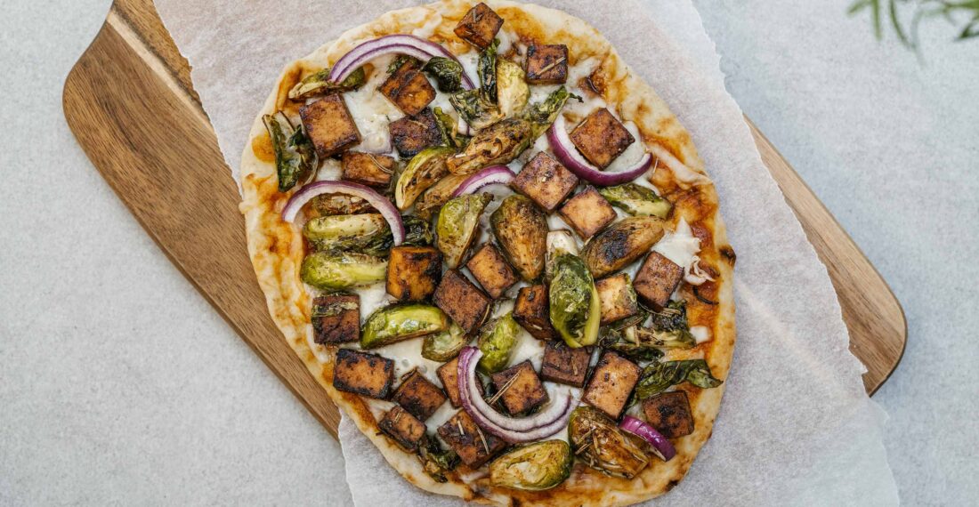 Pizza naan au tofu mariné à la sauce BBQ