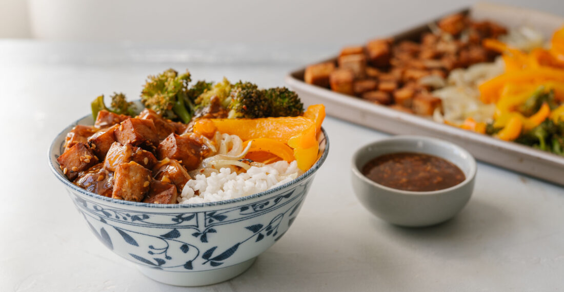 Tofu et légumes teriyaki sur la plaque