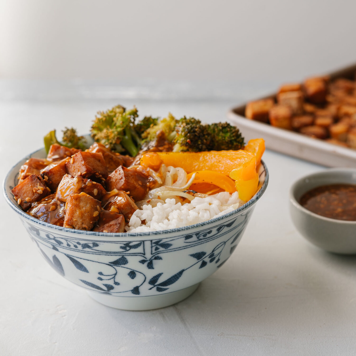 Tofu et légumes teriyaki sur la plaque