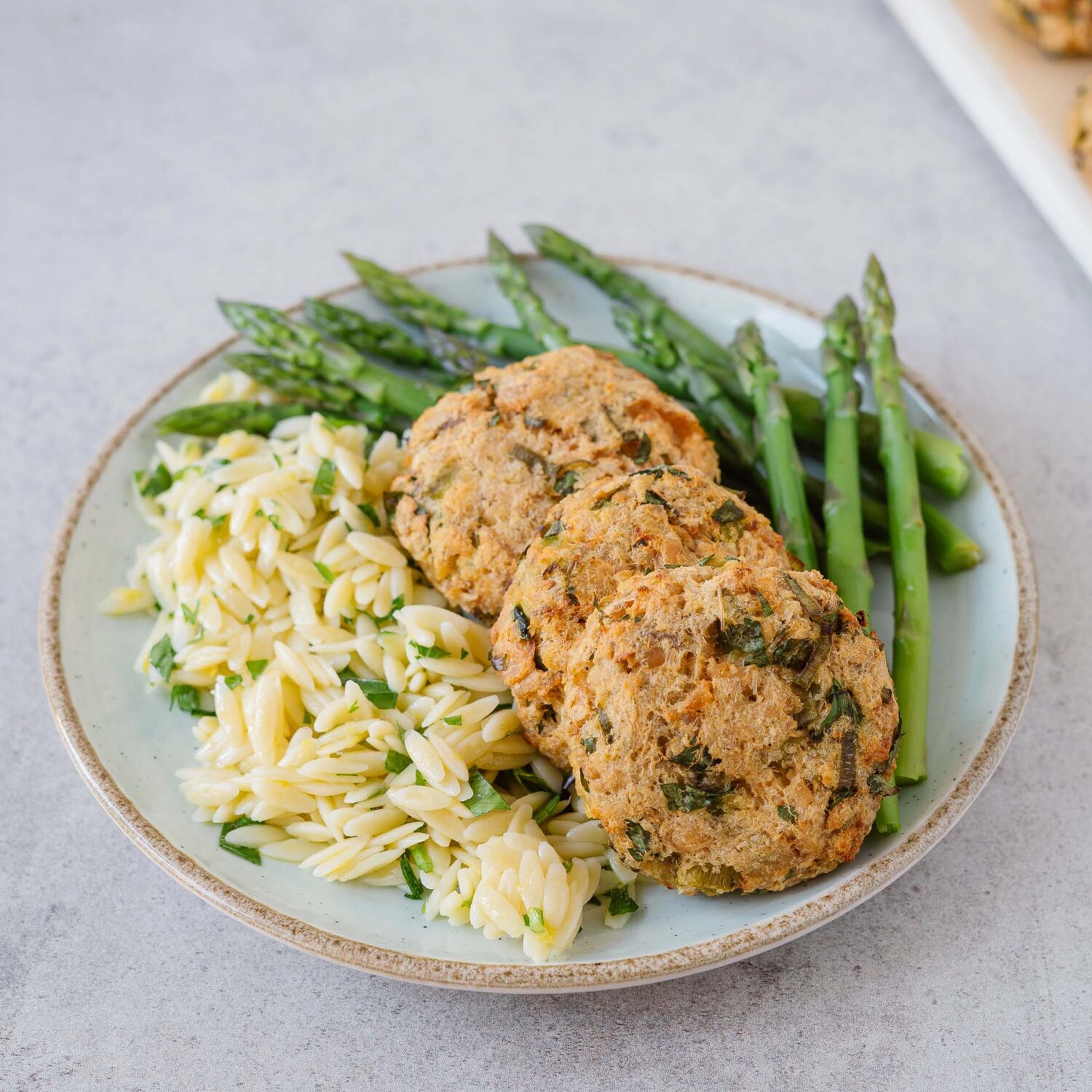 Croquettes de saumon, orzo au citron et asperges