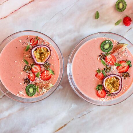 Bol de smoothie fraise et ananas