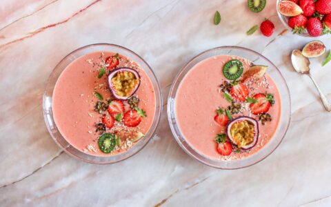 Bol de smoothie fraise et ananas